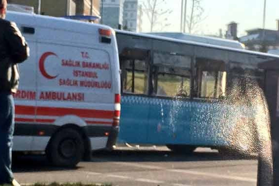 Kadıköy’de otobüs durağa daldı. Ölü ve yaralılar var.