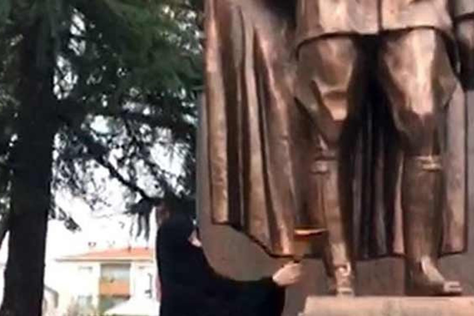 Kadın Atatürk Anıtı’na balta ile saldırdı
