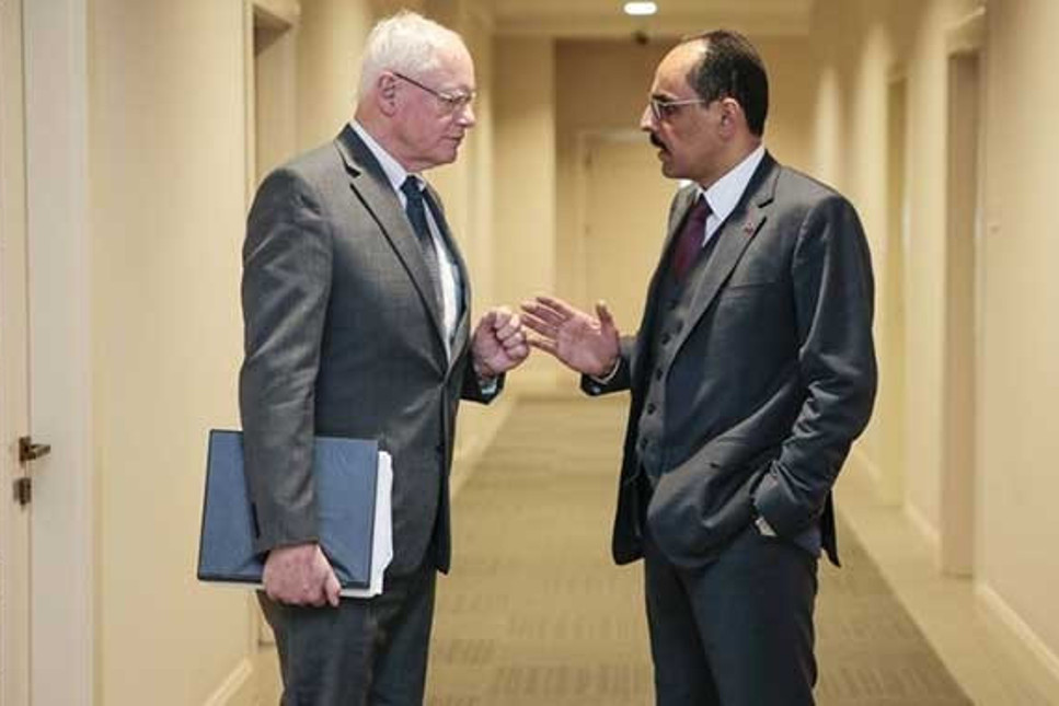 Cumhurbaşkanlığı Sözcüsü Kalın, ABD'nin Suriye Özel Temsilcisi Jeffrey'le de görüşürken aynı pozu verdi