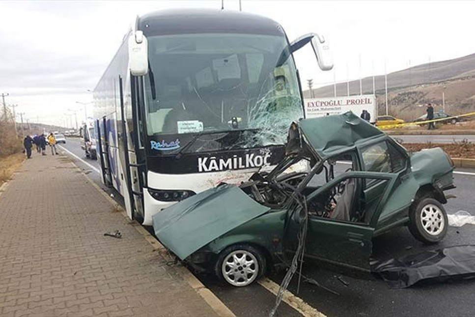 Kamil Koç'la otomobil çarpıştı! Belediye Başkanının sekreteri ve 2 çocuğu öldü