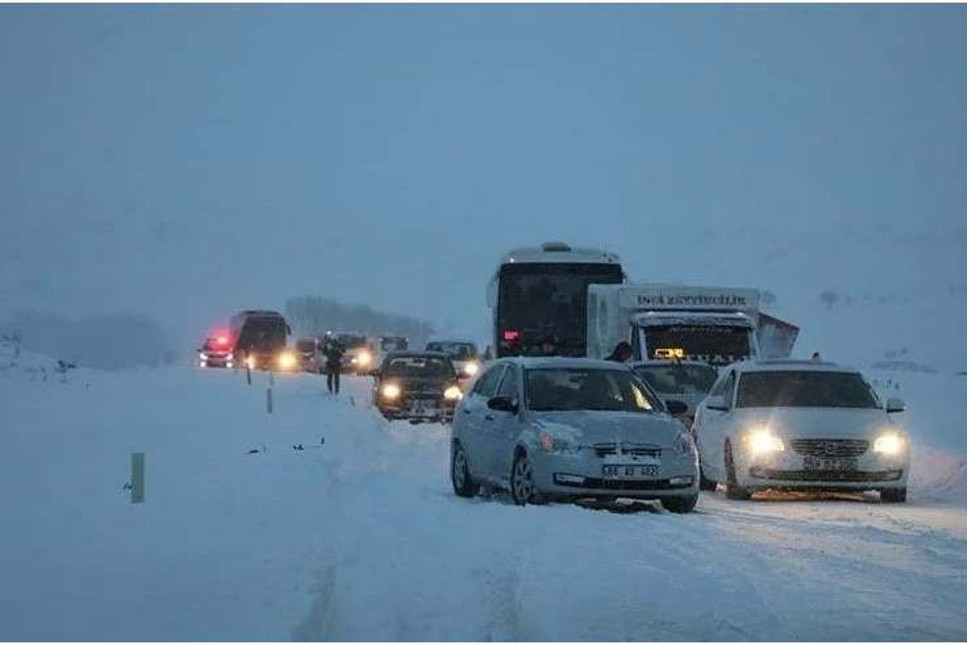Kar etkisini gece gösterdi! İşte trafiğe kapanan yollar
