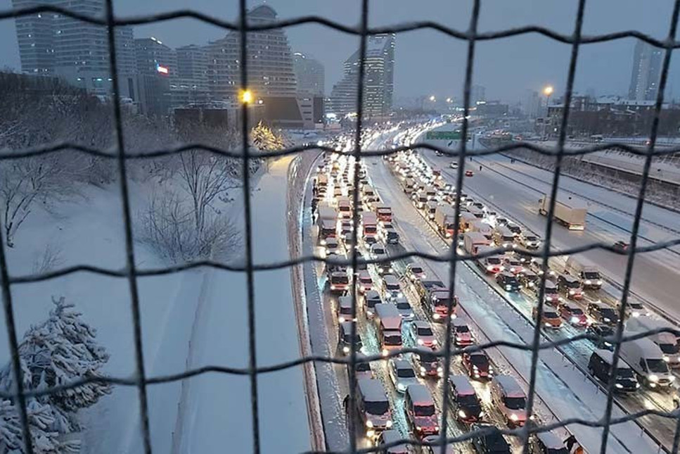 Kar yağdı, TEM kapandı; sürücüler yollarda geceledi