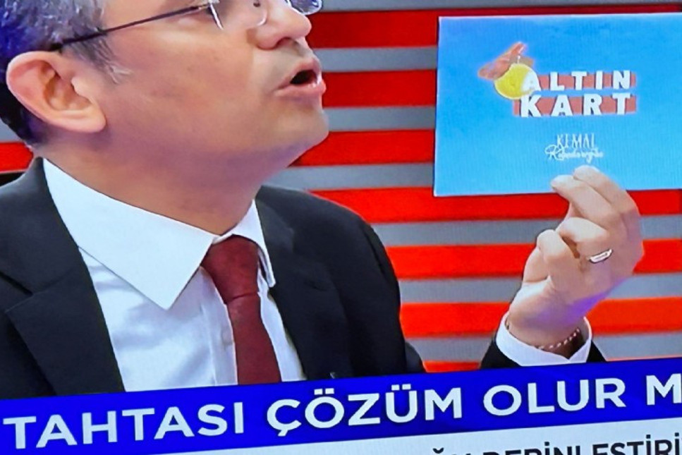 Kemal Kılıçdaroğlu'nun "Marteniçka bilekliği" Özgür Özel'de görüldü