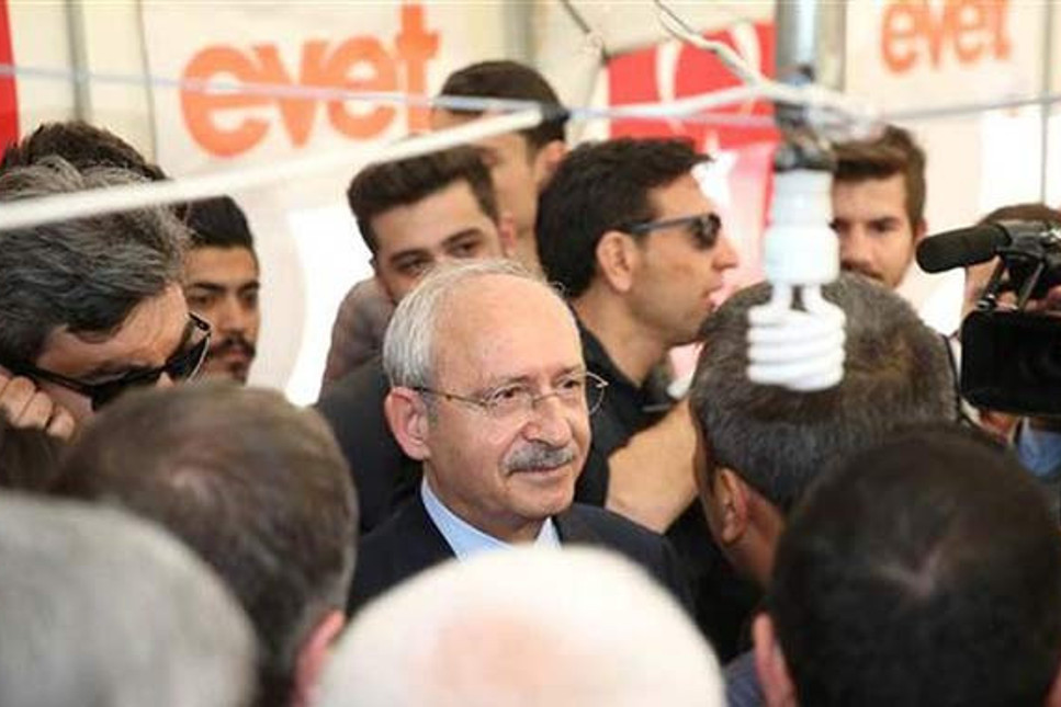 Kılıçdaroğlu 'Evet' çadırına girdi, kimseyle tartışmadan çıktı