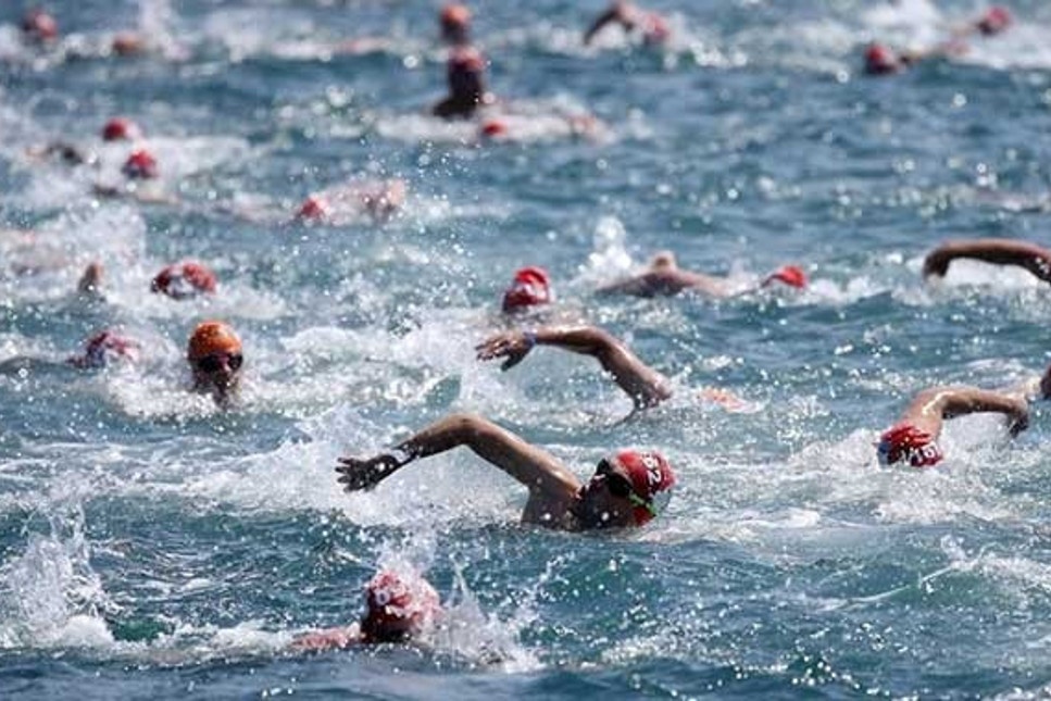 Kıtalararası Yüzme Yarışı'nda 156 kişi Boğaz'ın ortasında kaldı: Botlarla taşındılar