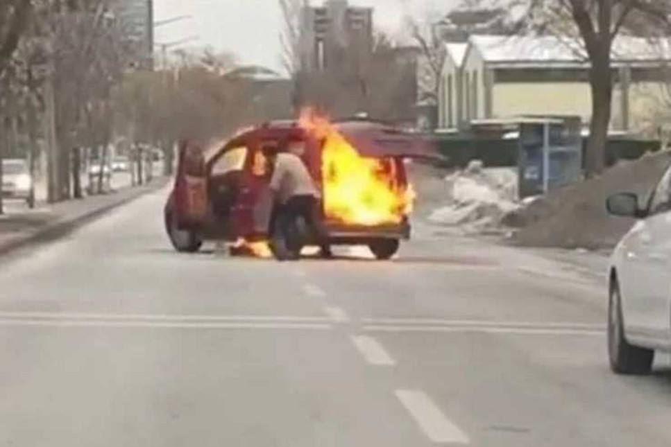 Konyalı vatandaş yol ortasında aracını ateşe verdi!