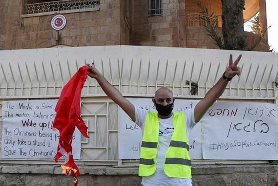 Kudüs'te Türk bayrağını yakan alçağa kimse müdahale etmedi!