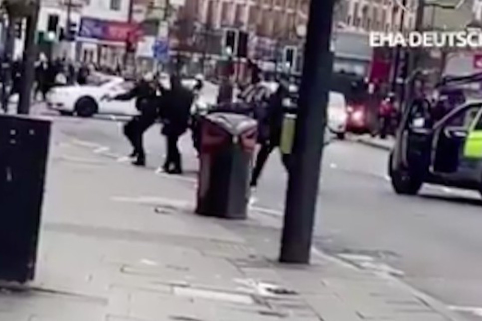 Londra'da bıçaklı terör saldırısı: Yaralılar var