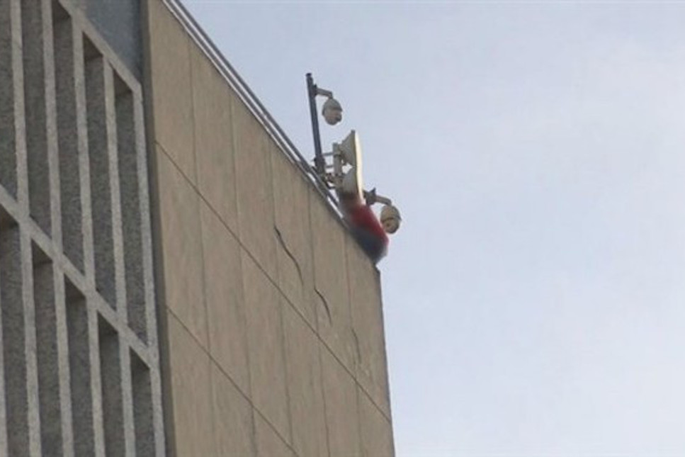 Maaşını alamayan işçi İBB'nin çatısına çıktı
