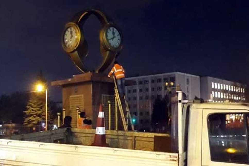 Mansur Yavaş, Melih Gökçek'in kol saati anıtını kaldırdı