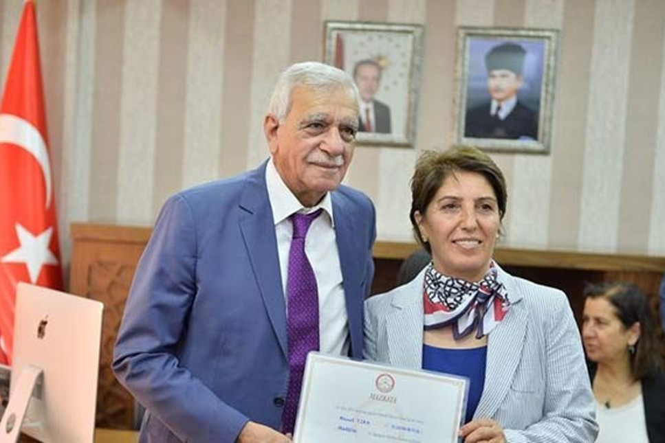 Mardin Büyükşehir Belediye Başkanı Türk de mazbatasını aldı