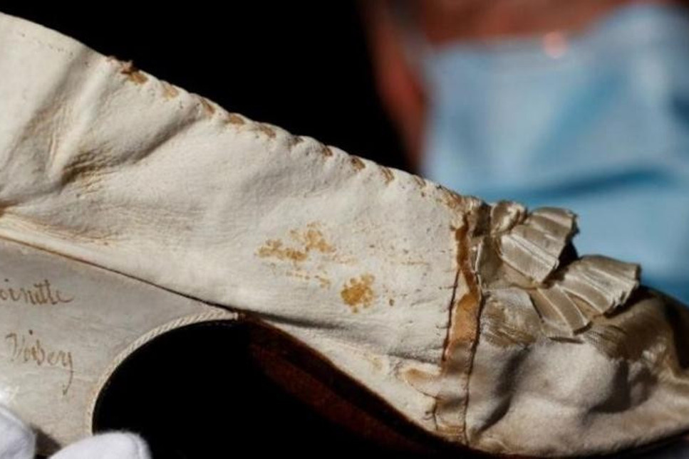 Marie Antoinette'nin ayakkabısı açık artırmada kaç bin euroya satıldı?