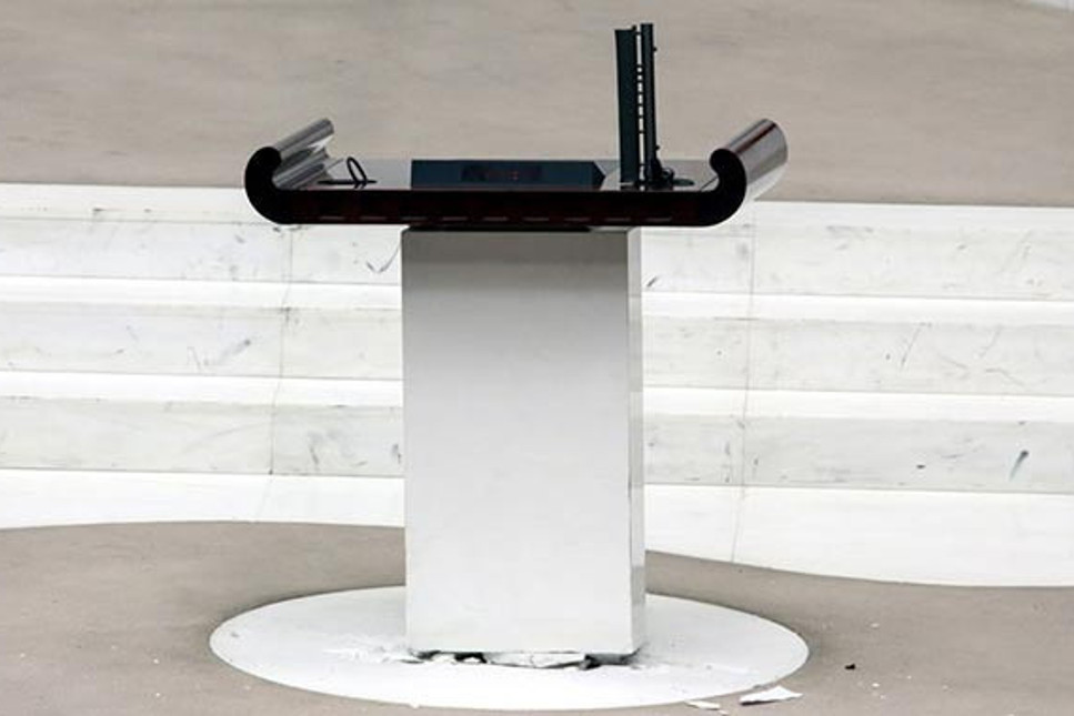 Meclis kürsüsündeki 15 bin Euro’luk mikrofonu kim aldı?