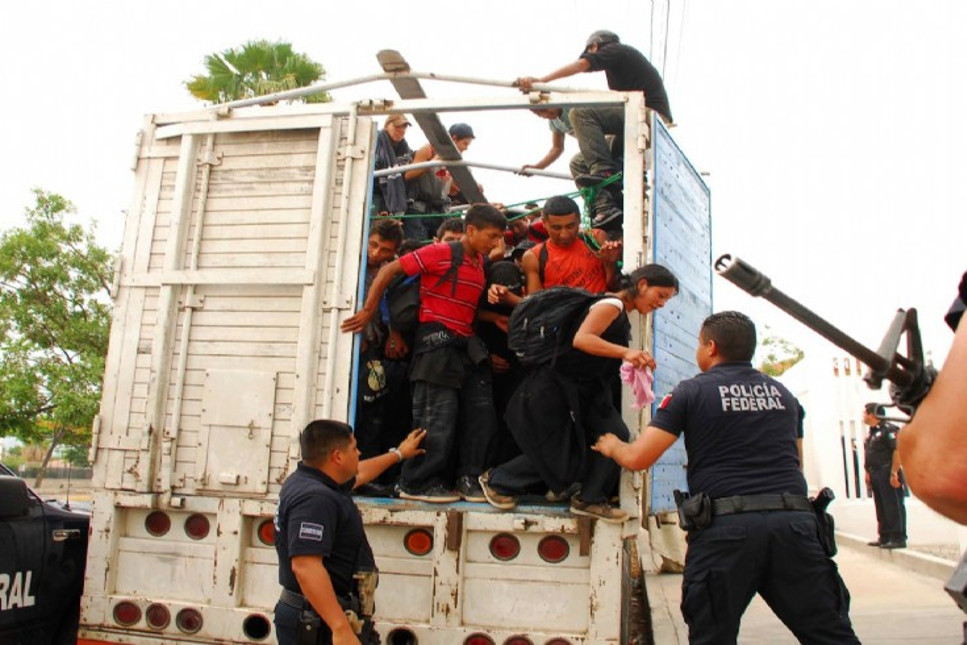 Meksika'da tır kasasında havasızlıktan bitkin haldeki göçmenler kurtarıldı