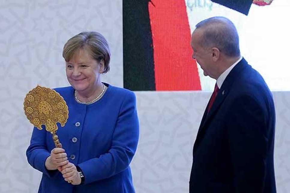 Merkel hediyeyi görünce çok mutlu oldu!