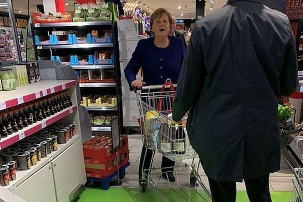 Merkel klasik mavi ceketiyle market alışverişinde: Birkaç parça ürün aldığı sepetine 4 şişe şarap ekledi