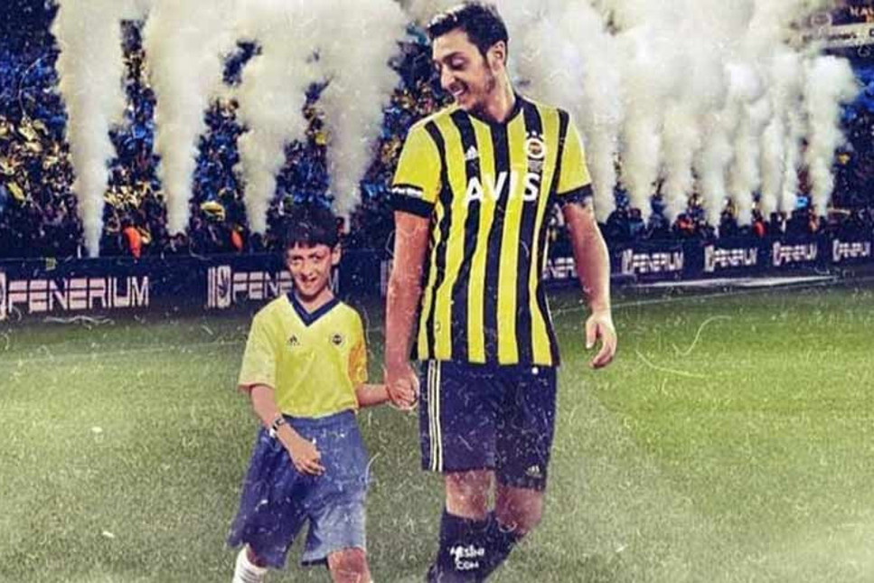 Mesut Özil'den Fenerbahçe formalı paylaşım: Geçmiş ve gelecek