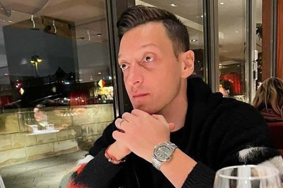 Mesut Özil, Cumhurbaşkanı Erdoğan'ın verdiği bin euroluk saati paylaştı