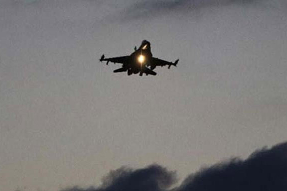 İzmir'de askeri uçak düştü: 2 pilot sağ olarak kurtarıldı