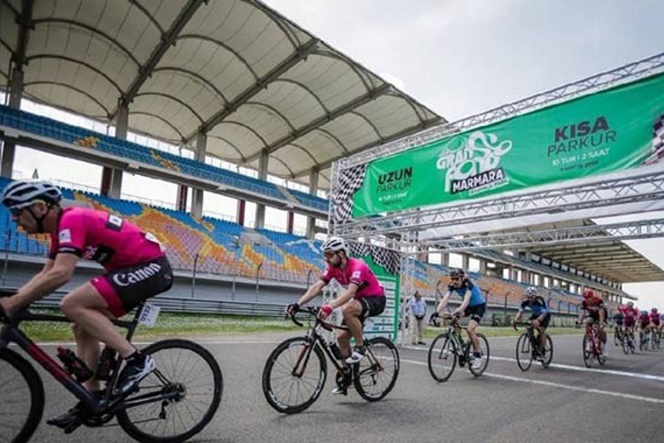 Milyar dolarlık İstanbul Park'da yarış arabaları yerine bisikletler yarışıyor
