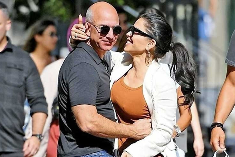 Ünlü milyarder Jeff Bezos, sevgilisinin fotoğrafını ekran koruyucu yaptı!