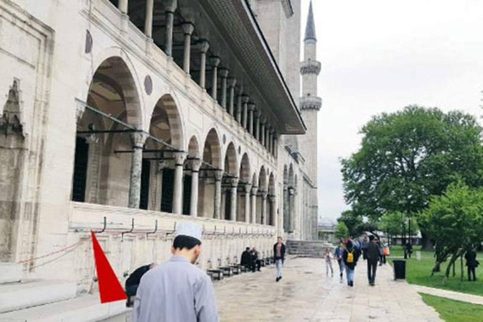 Mimar Sinan'ın 'kalfalık eserim' dediği Süleymaniye'nin duvarına kablo geçirmek için delik açıldı