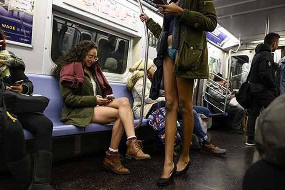 New York metrosunda bir anda pantolonlarını çıkarmaya başladılar
