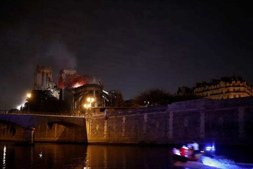 Notre Dame Katedrali'ndeki yangın 8.5 saat sonra söndürüldü