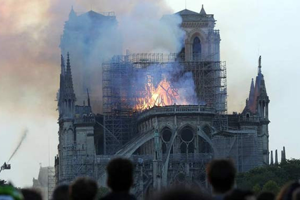 Notre Dame için hangi iş insanı 100 Milyon Euro bağışladı?