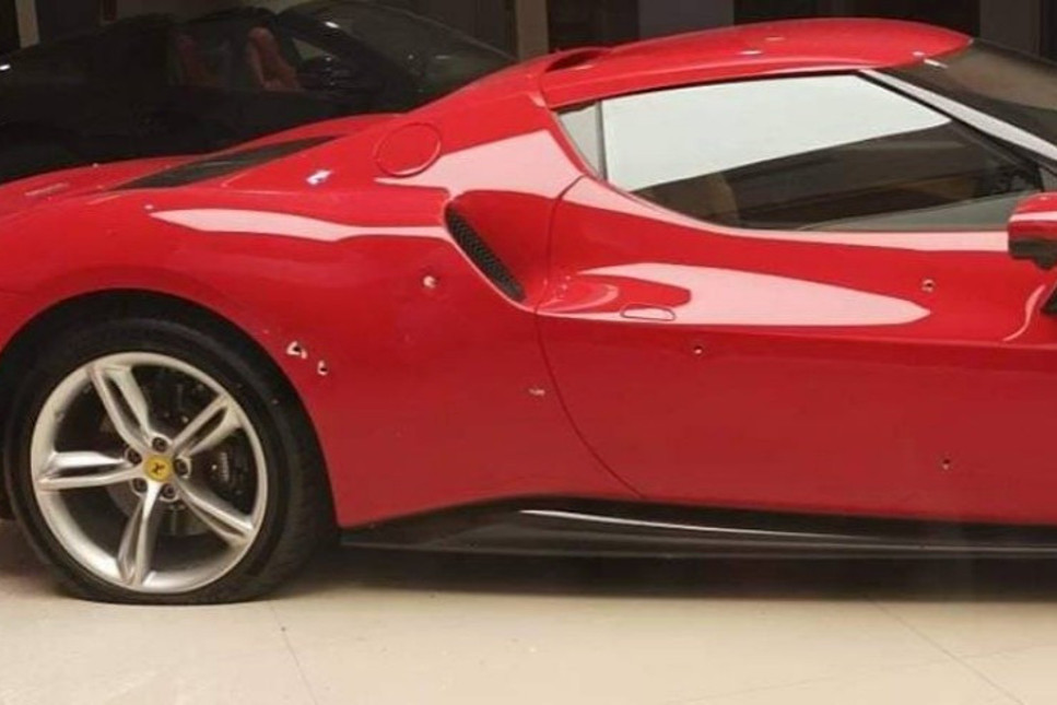 Otomobil galerisi kurşunlandı; 25 milyonluk Ferrari hasar aldı