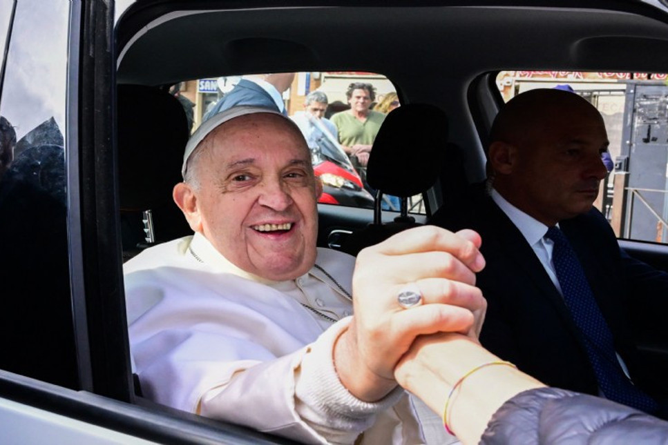 Papa Francis taburcu oldu: Hala hayattayım