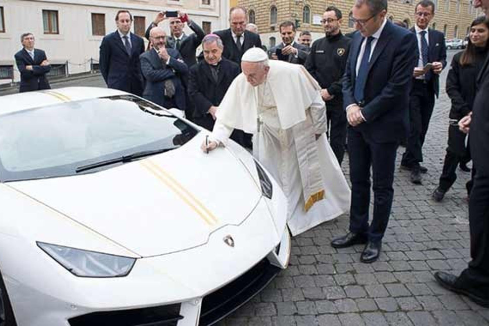 Papa'dan satılık Lamborghini