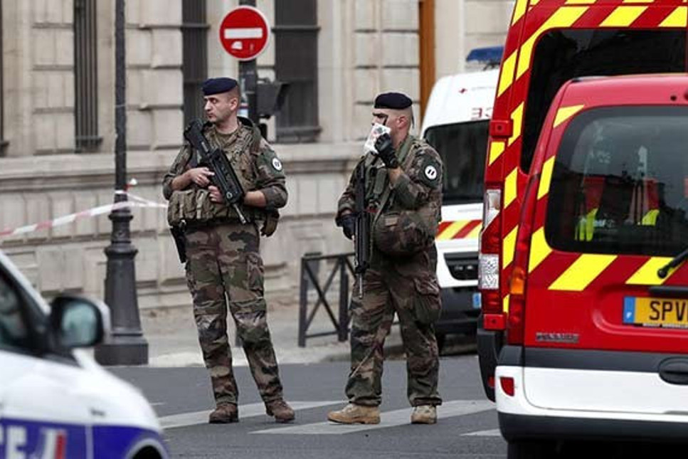 Paris'te polis merkezinde bıçaklı saldırı: 4 polis öldü