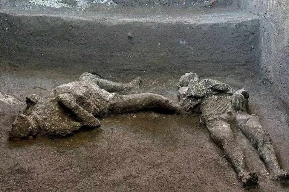 Pompei'de hasara uğramamış küllerle kaplı 2 insan bedeni bulundu