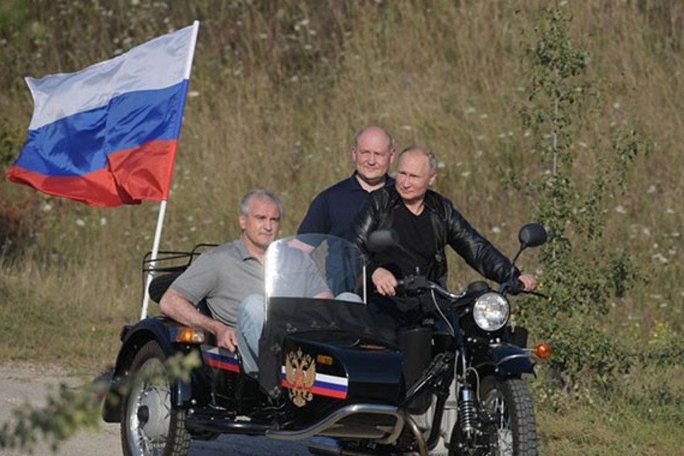 Putin Gece Kurtları’nın Kırım’da düzenlediği gösteriye Ural marka motosikletle geldi