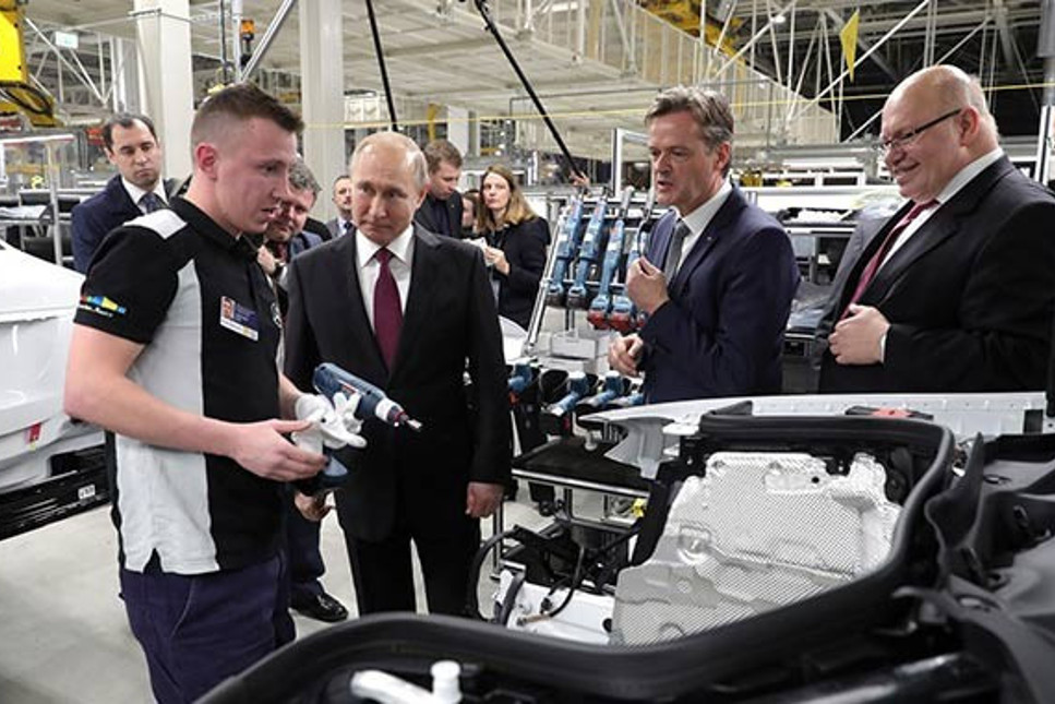 Putin, Moskova'da Mercedes-Benz'in otomobil fabrikasını açtı