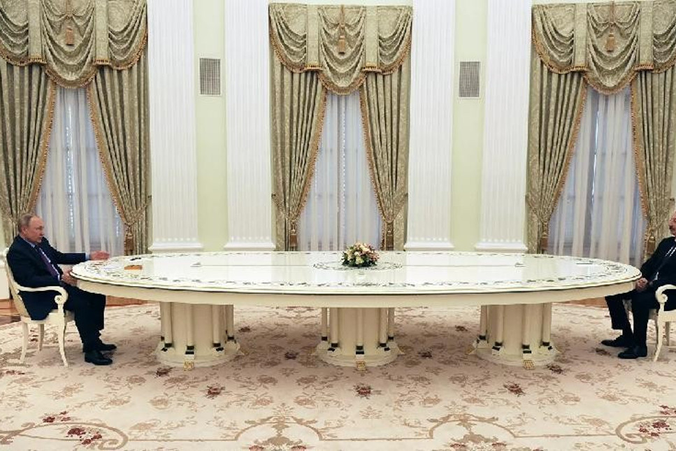 Putin'in meşhur masasına oturan son isim Aliyev oldu!