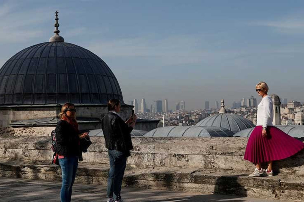 Reuters: Türkiye, vatandaşlarını eve kapatırken yabancı turistleri ağırlıyor