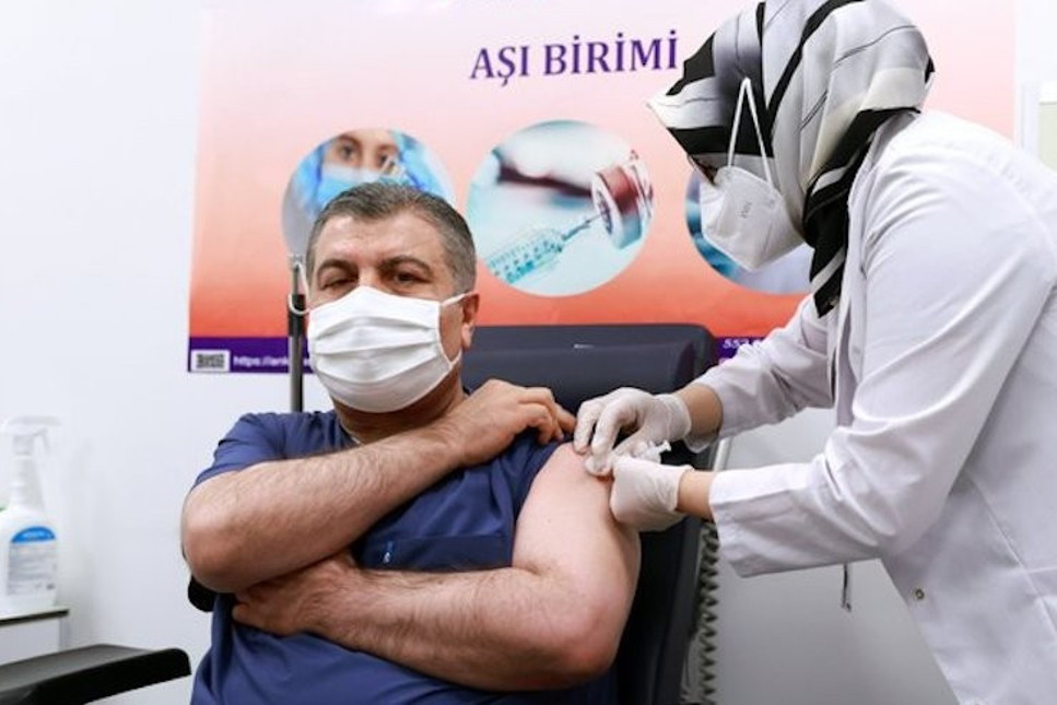 Sağlık Bakanı Koca, Sağlık Bakanlığı'ndan mesajı aldı; aşı yaptırdı