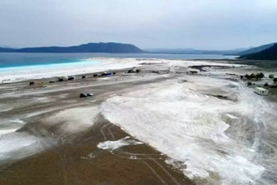 Salda Gölü'nde Millet Bahçesi için yapılan tahribattan geriye derin çukur ve lastik izleri kaldı