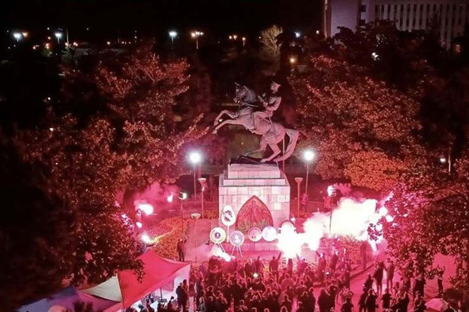 Samsunlular Atatürk anıtı için sabaha kadar nöbet tuttu