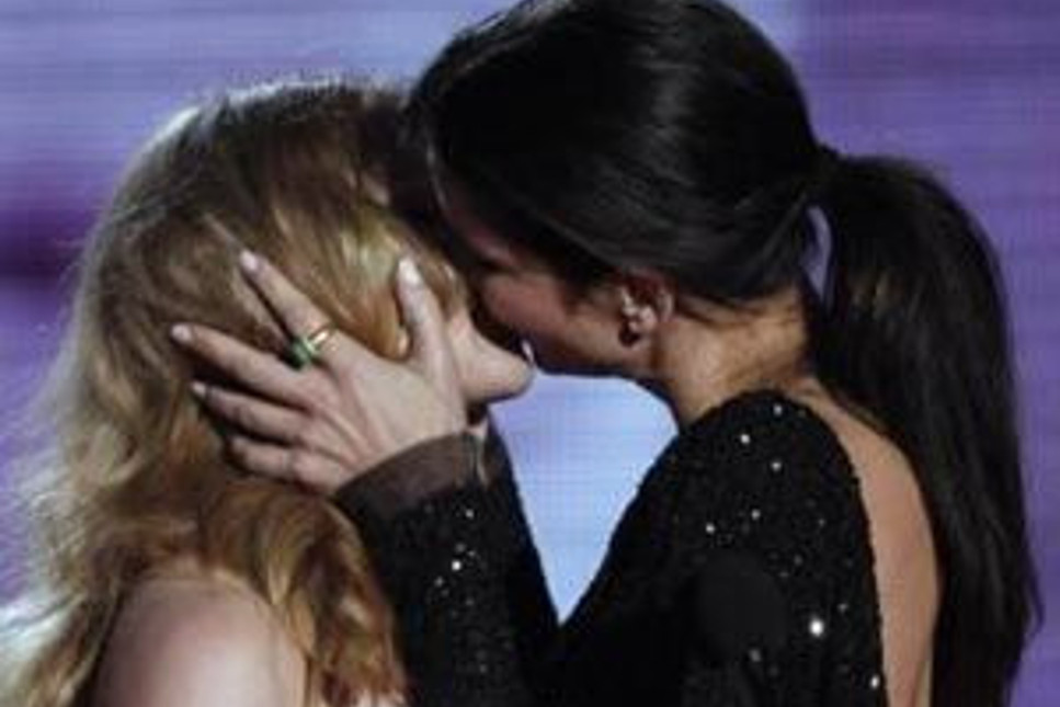 Sandra Bullock yine öptü