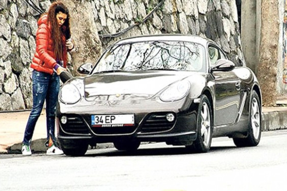 Şarkıcı Ebru Polat, Porsche marka arabasına benzin yerine su koydu