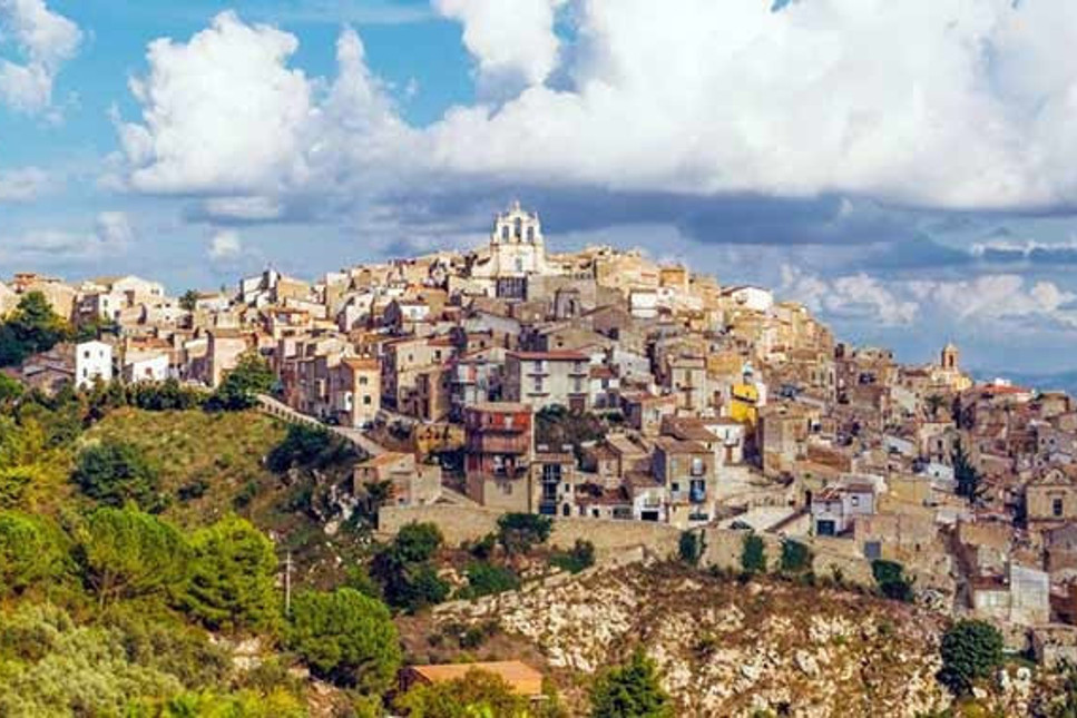 Sicilya'daki 11 bin ev internetten 1 euroya satılıyor