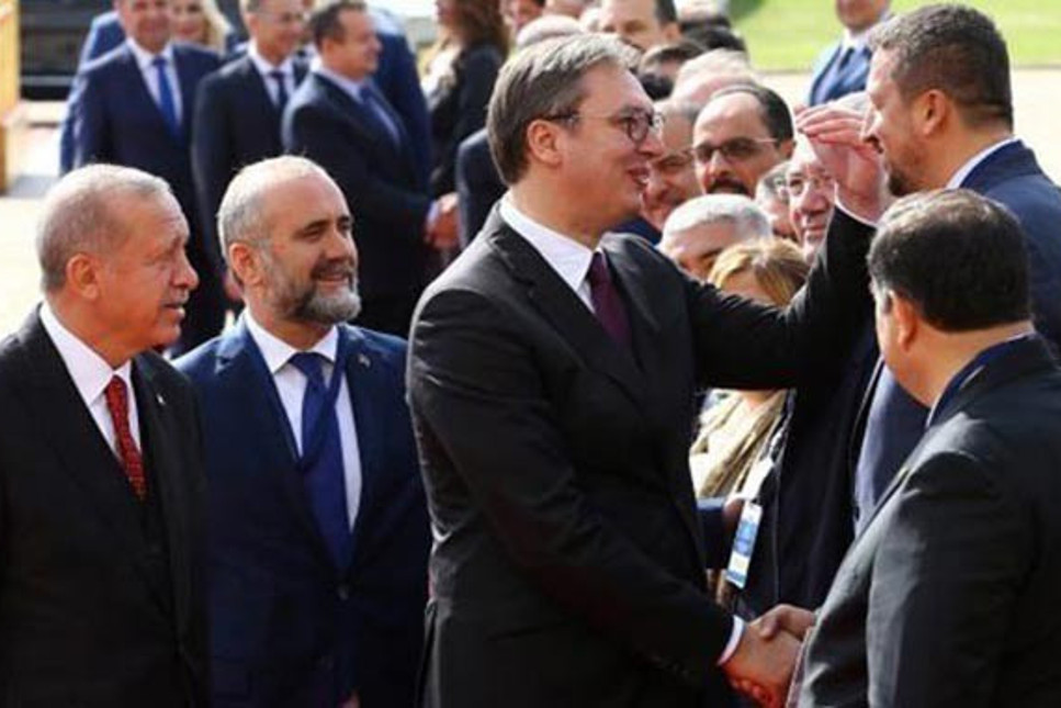 Sırbistan Cumhurbaşkanı, resmi karşılamada Hidayet Türkoğlu ile boy ölçüştü