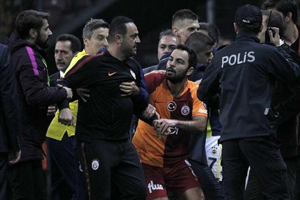 Spor yazarlarından Galatasaray-Fenerbahçe yorumu: ‘Pavyon fedaisi misin?’