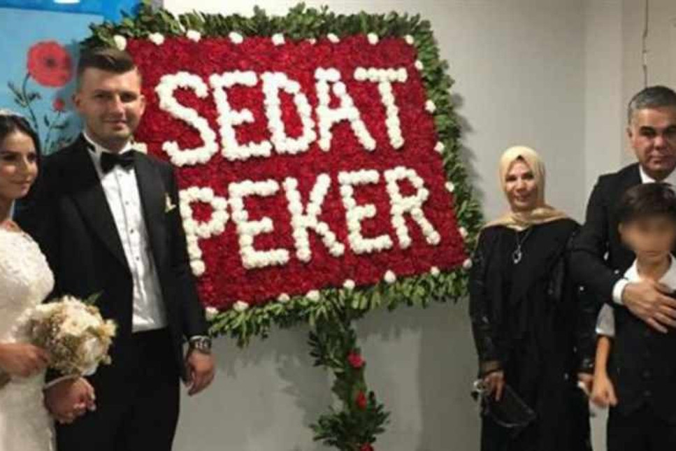 Süleyman Özışık, oğlunun düğününe gönderdiği hediyeleri sergilemesi nedeniyle Sedat Peker’i eleştirdi