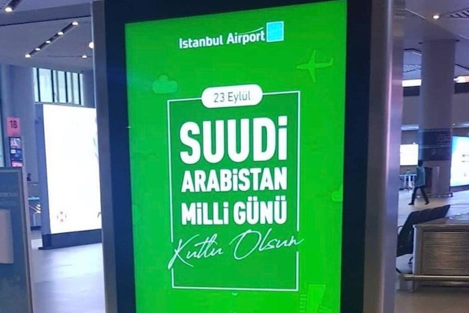 Suudlar, Türk mallarını yasaklarken İstanbul Havalimanı'na asılan pankart pes dedirtti!