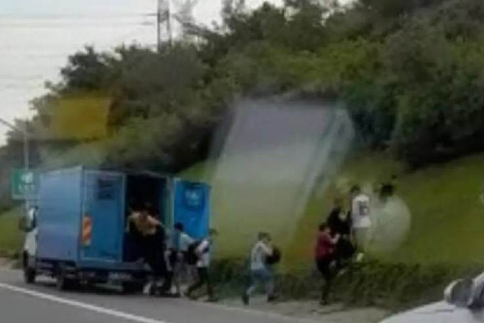 TEM'de kamyonet bozuldu, kaçak göçmenler koşarak kaçtı