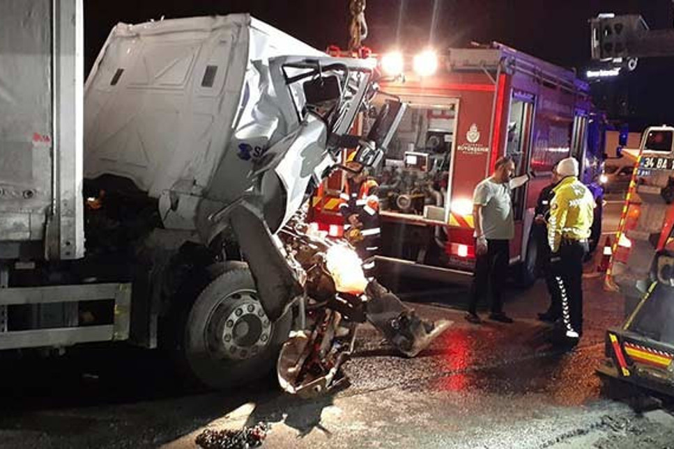 TEM'i kitleyen kaza: Kamyon ile kamyonet çarpıştı sürücü araçta sıkıştı